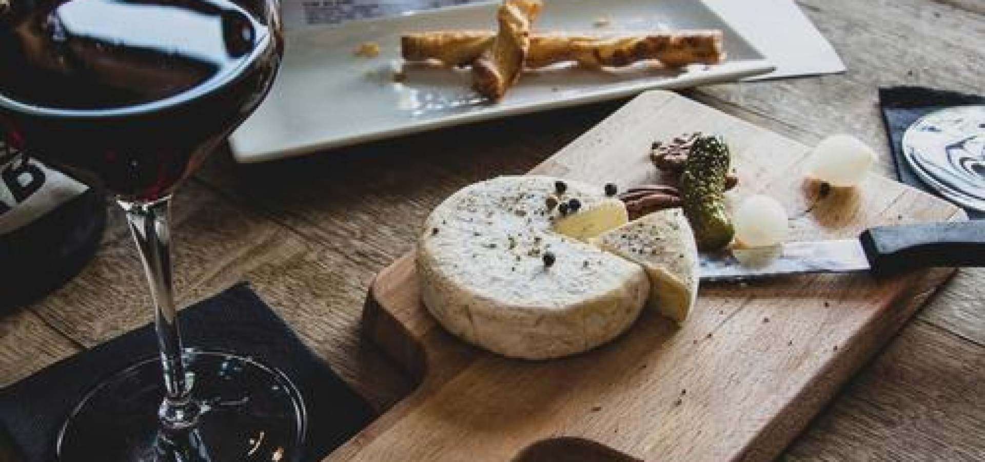 5 μαγαζιά στην Αθήνα για κρασί (με τα απαραίτητα συνοδευτικά)